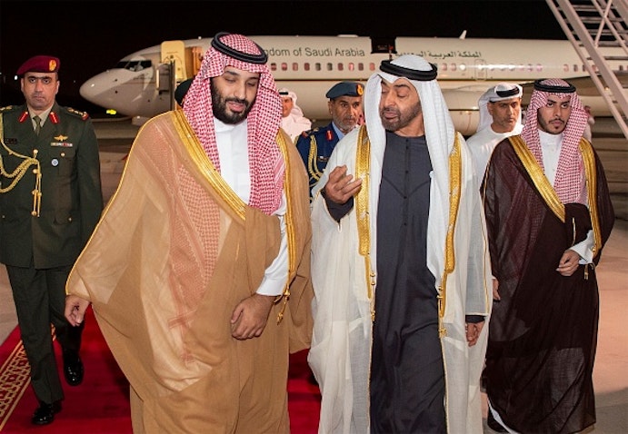ولي العهد السعودي محمد بن سلمان (يسار) في استقبال ولي عهد أبوظبي محمد بن زايد آل نهيان في مطار أبو ظبي، الإمارات العربية المتحدة في 22 نوفمبر/تشرين الثاني 2018 (الصورة عبر غيتي إيماجز)