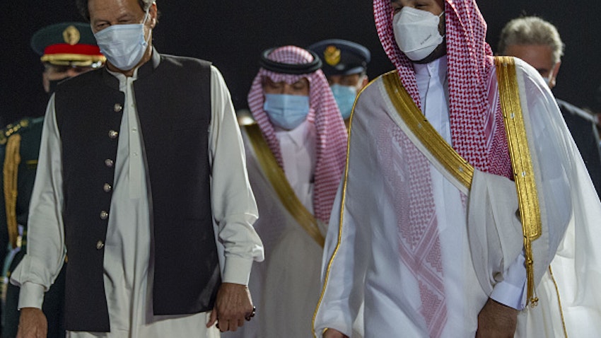 رئيس الوزراء الباكستاني عمران خان (إلى اليسار) في استقبال ولي العهد السعودي الأمير محمد بن سلمان في المملكة العربية السعودية. 8 مايو/أيار 2021 (الصورة عبر غيتي إيماجز)