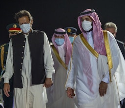 استقبال محمد بن سلمان، ولیعهد سعودی، از عمران خان، نخست وزیر پاکستان (سمت چپ)؛ در عربستان سعودی، ۱۸ اردیبهشت ۱۴۰۰/ ۸ می ۲۰۲۱(عکس از گتی ایمیجز) 