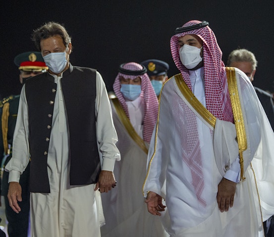 استقبال محمد بن سلمان، ولیعهد سعودی، از عمران خان، نخست وزیر پاکستان (سمت چپ)؛ در عربستان سعودی، ۱۸ اردیبهشت ۱۴۰۰/ ۸ می ۲۰۲۱(عکس از گتی ایمیجز) 