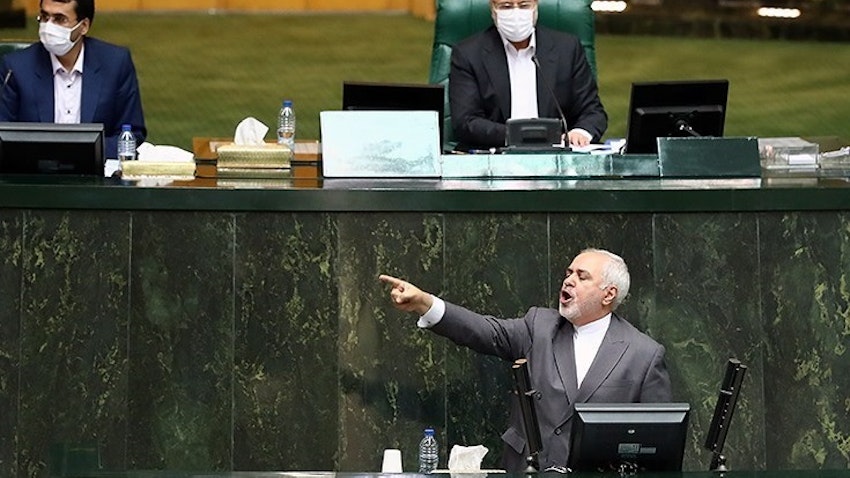 محمدجواد ظریف، وزیر امور خارجه‌ی ایران در جلسه‌ی علنی مجلس در تهران. ۱۵ تیر ۱۳۹۹. (عکس از محمد حسن‌زاده/ خبرگزاری تسنیم)