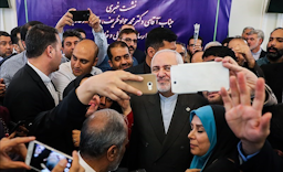 سلفی وزیر امور خارجه ایران محمدجواد ظریف با خبرنگاران در پایان نشست خبری در تهران، ۳۰ مرداد ۱۳۹۸. (عکس از حامد ملک‌پور از خبرگزاری تسنیم)