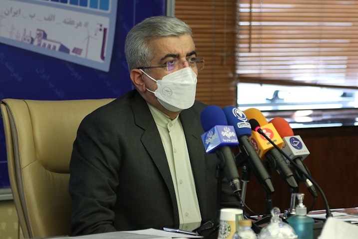 رضا اردکانیان، وزیر نیرو، در حال سخنرانی در مراسم بهره‌برداری از چند پروژه‌ی صنعت برق در تهران. ۲۸ اردیبهشت ۱۴۰۰. (عکس از سایت رسمی وزارت نیروی ایران) 