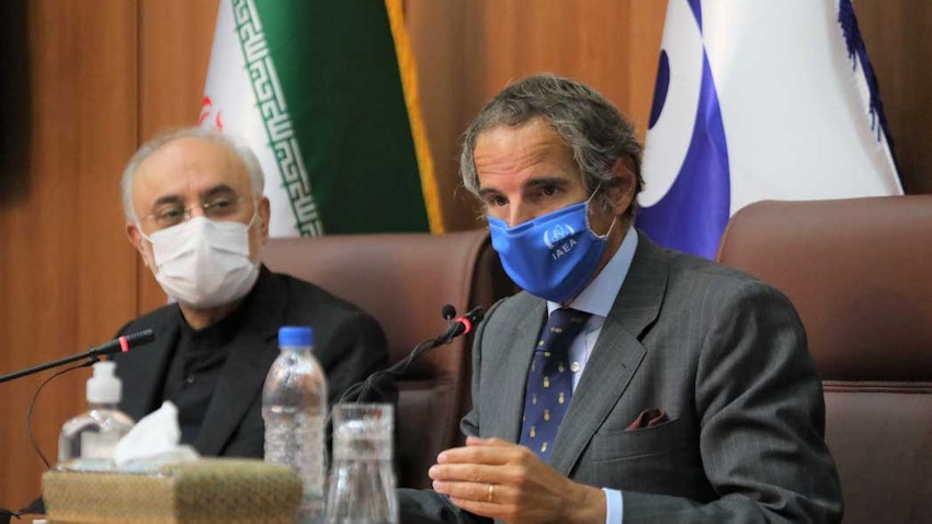 رئيس الوكالة الدولية للطاقة الذرية رافائيل غروسي في مؤتمر صحفي في طهران مع رئيس منظمة الطاقة الذرية الإيرانية علي أكبر صالحي. 25 أغسطس/آب 2020 (الصورة عبر موقع منظمة الطاقة الذرية لإيران)