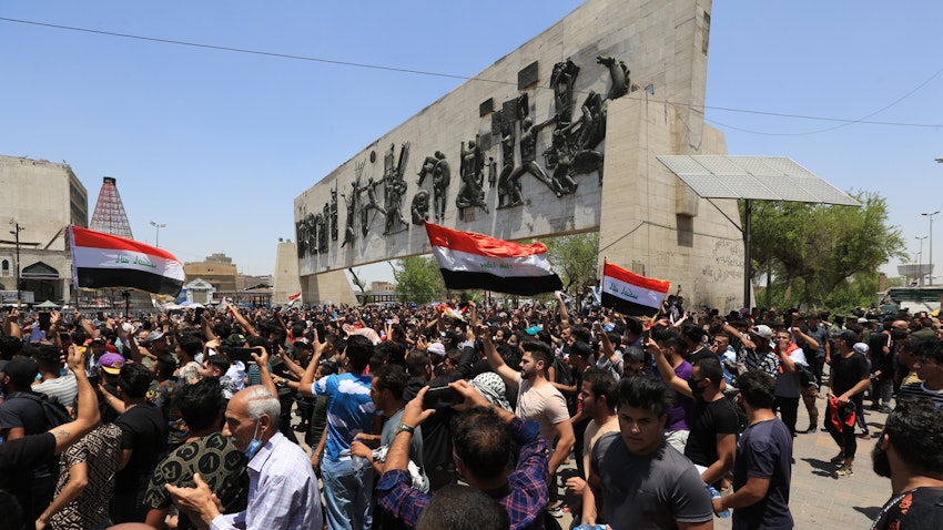 متظاهرون يتجمعون في ميدان التحرير للاحتجاج على موجة قتل الناشطين والصحفيين في بغداد، العراق. 25 مايو/أيار 2021 (الصورة عبر غيتي إيماجز)