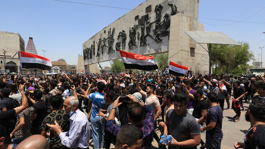 متظاهرون يتجمعون في ميدان التحرير للاحتجاج على موجة قتل الناشطين والصحفيين في بغداد، العراق. 25 مايو/أيار 2021 (الصورة عبر غيتي إيماجز)