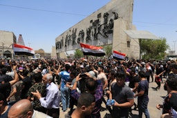 متظاهرون يتجمعون في ميدان التحرير للاحتجاج على موجة قتل الناشطين والصحفيين في بغداد، العراق. 25 مايو/أيار 2021 (الصورة عبر غيتي إيماجز)