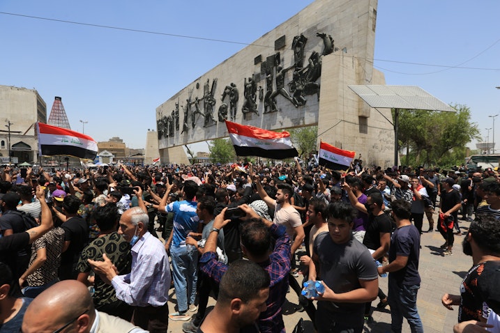 متظاهرون يتجمعون في ميدان التحرير للاحتجاج على موجة قتل الناشطين والصحفيين في بغداد، العراق. 25 مايو/أيار 2021 (الصورة عبر غيتي إيماجز)