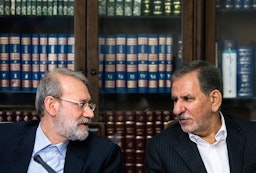 علی لاریجانی، رئیس سابق مجلس و اسحاق جهانگیری، معاون اول رئیس جمهور در نشستی در تهران؛ ایران،۲۳ مرداد ۱۳۹۷. (عکس از امیر خلوصی/ خبرگزاری ایسنا) 