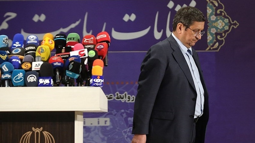 محافظ البنك المركزي السابق عبد الناصر همتي يغادر المنصة بعد تسجيله للانتخابات الرئاسية الإيرانية في طهران في 15 مايو/أيار، 2021. (الصورة لميغداد مدادي عبر وكالة تسنيم للأنباء)