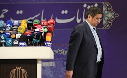 عبدالناصر همتی، رئیس سابق بانک مرکزی پس از ثبت نام برای انتخابات ریاست‌جمهوری ایران در حال ترک ستاد انتخابات در تهران. ۲۵ اردیبهشت ۱۴۰۰. (عکس از مهرداد مددی/ خبرگزاری تسنیم)