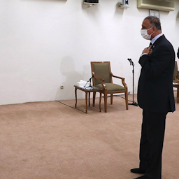 المرشد الأعلى الإيراني آية الله علي خامنئي (يسار) يلتقي برئيس الوزراء العراقي مصطفى الكاظمي  في طهران، إيران. 21 يوليو/تموز 2020. (الصورة عبر وكالة تسنيم للأنباء)