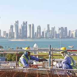 کارگران مشغول کار در یک سایت ساختمانی؛ دوحه، قطر، ۶ فروردین ۱۳۹۲/ ۲۶ مارس ۲۰۱۳. (عکس از گتی ایمیجز)