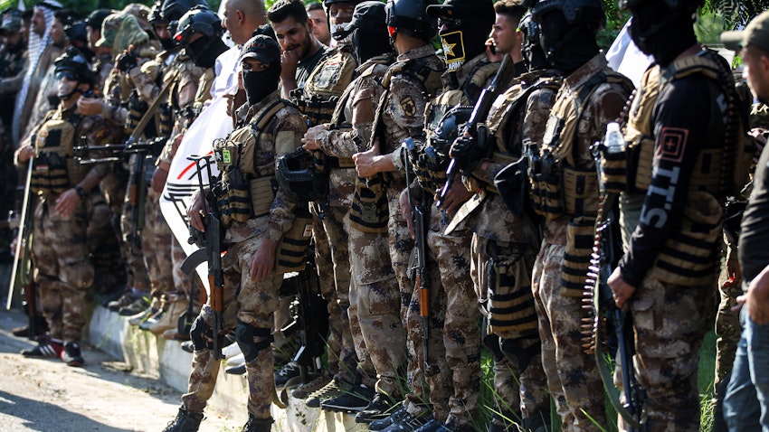 نیروهای واحدهای بسیج مردمی (حشدالشعبی)، در حال محافظت از یک مراسم تشییع؛ بغداد، عراق، ۴ آبان ۱۳۹۸/ ۲۶ اکتبر ۲۰۱۹. (عکس از گتی ایمیجز)