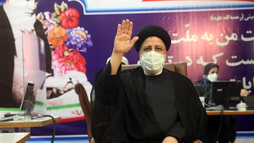 رئيس القضاء إبراهيم رئيسي يلوح من مقر الانتخابات في طهران، إيران. 5 مايو/ أيار 2021. (الصورة عبر وكالة تسنيم للأنباء)