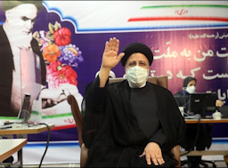 ابراهیم رئیسی، رئیس قوه‌ی قضاییه، در حال دست تکان دادن در ستاد انتخاباتی‌اش در تهران؛ ایران، ۴ خرداد ۱۴۰۰ (عکس از خبرگزاری تسنیم) 