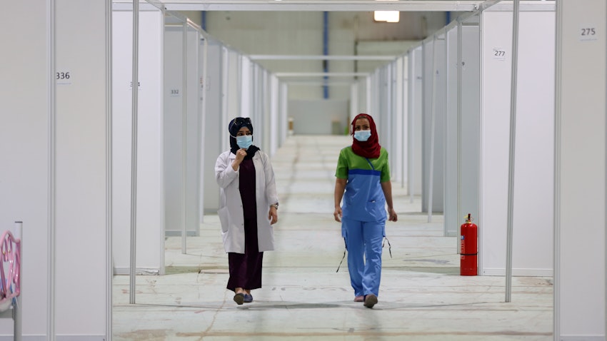 عاملون في مجال الرعاية الصحية في مستشفى كوفيد 19 المؤقت في بغداد. 18 يوليو/ تموز 2020 (الصورة عبر غيتي إيماجز)