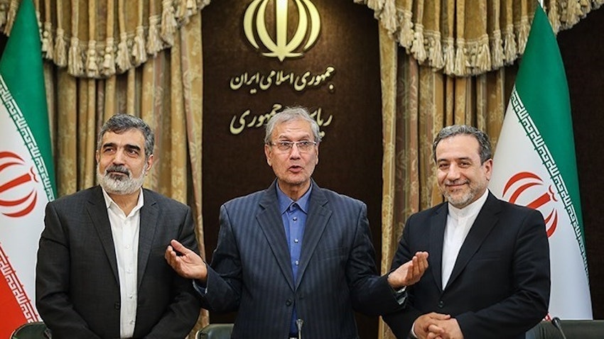 المتحدث باسم منظمة الطاقة الذرية الإيرانية بهروز كمالوندي (إلى اليسار) والمتحدث باسم الحكومة علي ربيع والمفاوض النووي البارز عباس عرقجي (إلى اليمين). طهران 7 يوليو/ تموز 2019 (تصوير حامد مالك بور عبر وكالة تسنيم للأنباء)