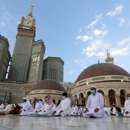 ‎نمازگزاران در حال اقامه‌ی نماز صبح، در مسجد جامع مکه؛ عربستان، ۲۳ اردیبهشت ۱۴۰۰/ ۱۳ می ۲۰۲۱ (عکس از گتی ایمیجز) 