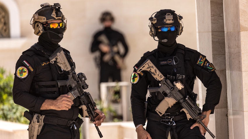 عناصر من الكوماندوز في جهاز مكافحة الإرهاب العراقي في مهمة حراسة لمقرهم في 31 مايو/ أيار 2021. بغداد، العراق. (الصورة عبر غيتي إيماجز)