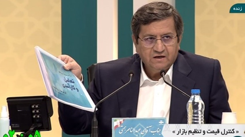 المرشح الرئاسي الإيراني المستقل عبد الناصر همتي في مناظرة رئاسية متلفزة في طهران في 5 يونيو/حزيران 2021. (الصورة ملتقطة من التلفزيون الرسمي الإيراني)
