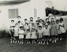 أطفال يقفون لالتقاط صورة في مدرسة يهودية في بغداد، العراق عام 1959 (الصورة عبر ويكي كومنز)