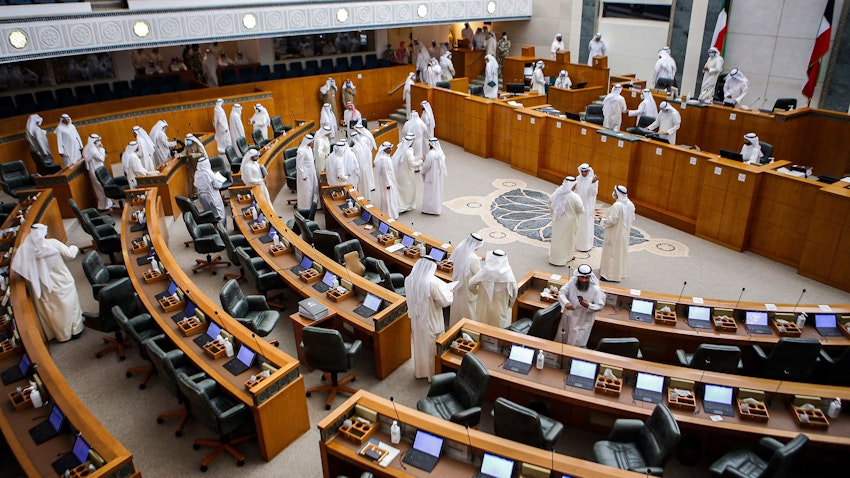 أعضاء مجلس الأمة الكويتي في مدينة الكويت. 27 أبريل/نيسان 2021 (الصورة عبر غيتي إيماجز)