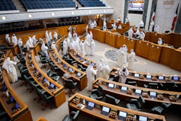 أعضاء مجلس الأمة الكويتي في مدينة الكويت. 27 أبريل/نيسان 2021 (الصورة عبر غيتي إيماجز)