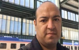 ساسان نیک‌نفس، زندانی سیاسی درگذشته، پیش از شروع دوره‌ی حبس خود در زندان؛ تاریخ و مکان مشخص نیست. (عکس از رسانه‌های اجتماعی)