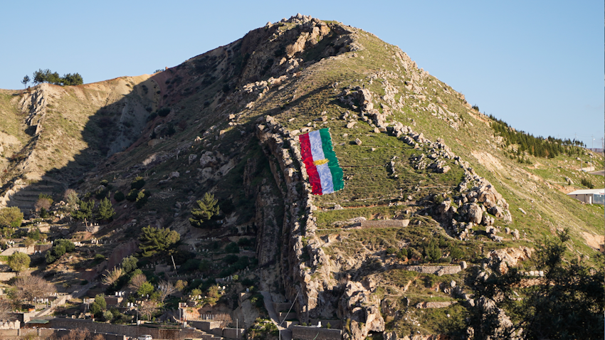 پرچم کردستان، بر کوهی در استان دهوک؛ عراق، ۲۸ اسفند ۱۳۹۹/ ۱۸ مارس ۲۰۲۱. (عکس از گتی ایمیجز) 