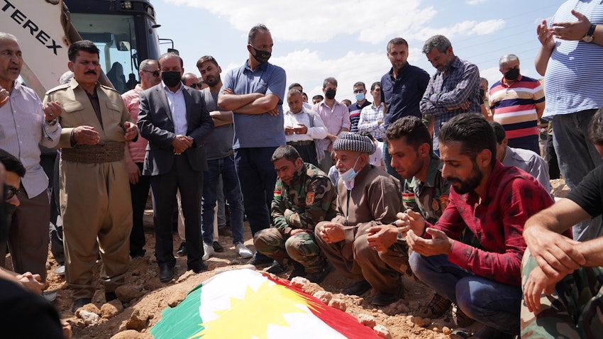 مراسم تشييع جنازة أحد المقاتلين الأكراد العراقيين الخمسة الذين قُتلوا في محافظة دهوك في 5 يونيو/ حزيران 2021 (الصورة عبر غيتي إيماجز)