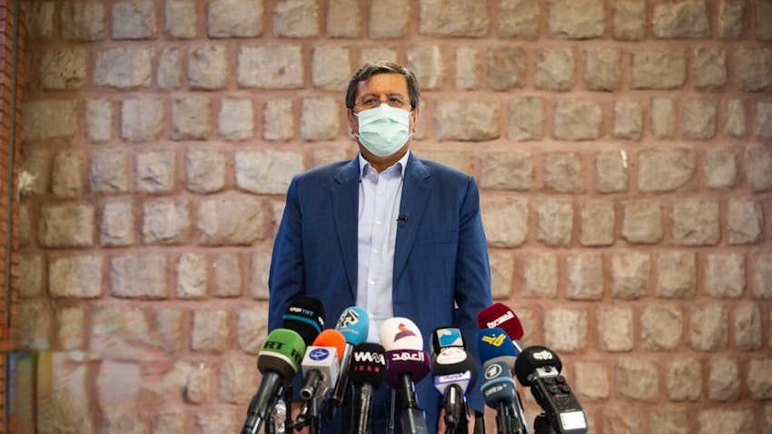 المرشح للرئاسة الإيرانية عبد الناصر همتي يقف أمام الكاميرات في مؤتمر صحفي في طهران. 1 يونيو/ حزيران 2021 (تصوير أمين جلالي عبر وكالة إرنا للأنباء)