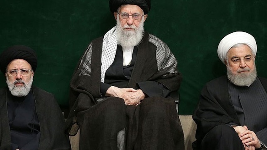 آیت‌الله علی خامنه‌ای، رهبر ایران، در کنار رئیس جمهور حسن روحانی و ابراهیم رئیسی، رئیس وقت قوه‌ی قضاییه؛ تهران، ۱۶ شهریور ۱۳۹۸. (عکس از وبسایت رهبر ایران)