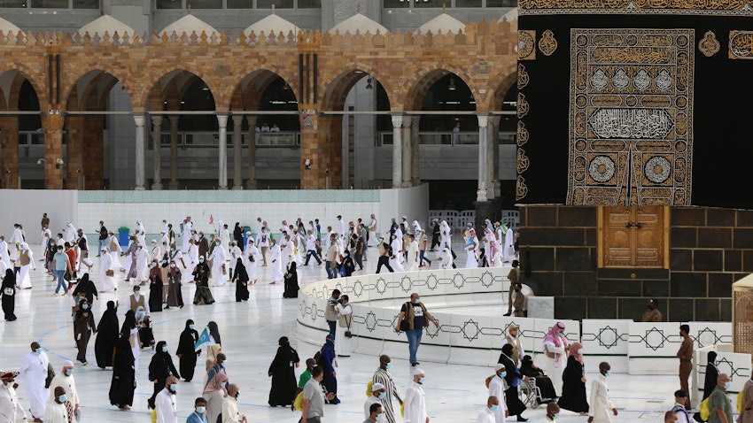 زائران در حال طواف کعبه، مقدس‌ترین زیارت‌گاه اسلام، در شهر مقدس مکه؛ ۱۲ مرداد ۱۳۹۹/ ۲ اوت ۲۰۲۰. (عکس از گتی ایمجز)