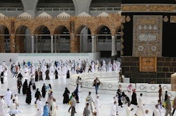 الحجاج يطوفون حول الكعبة المشرفة في مدينة مكة المكرمة وهي أقدس مزار إسلامي في 2 أغسطس/آب 2020. (الصورة عبر غيتي إيماجز)