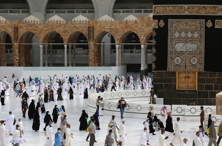 الحجاج يطوفون حول الكعبة المشرفة في مدينة مكة المكرمة وهي أقدس مزار إسلامي في 2 أغسطس/آب 2020. (الصورة عبر غيتي إيماجز)