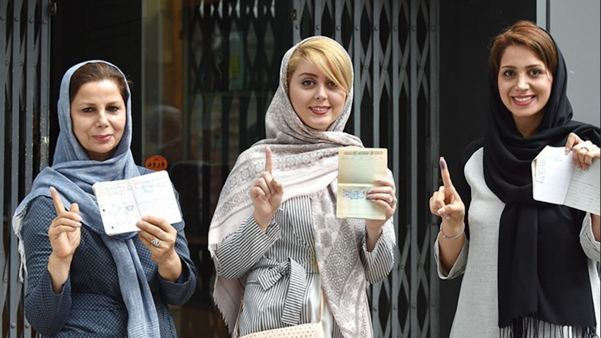 زنان ایرانی، پس از رأی‌دادن در انتخابات ریاست‌جمهوری؛ رشت، ایران، ۳۰ اردیبهشت ۱۳۹۶ (عکس از محمد رنجبر/ خبرگزاری تسنیم) 