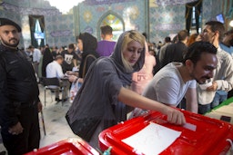 ایرانیان پای صندوق‌های انتخابات ریاست جمهوری و شوراهای شهر و روستا؛ قم، ایران، ۲۹ اردیبهشت ۱۳۹۶ (عکس از گتی ایمیجز)