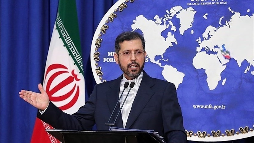  المتحدث باسم الخارجية الإيرانية سعيد خطيب زاده يلقي كلمة في مؤتمر صحفي في طهران يوم 31 مايو/أيار 2021 (تصوير محمود حسيني عبر وكالة تسنيم للأنباء)