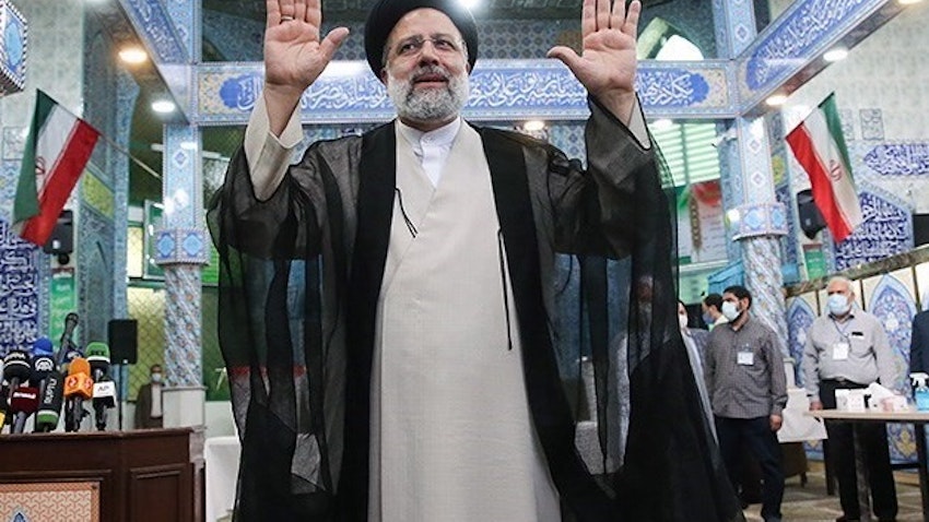 الرئيس الإيراني المنتخب إبراهيم رئيسي بعد الإدلاء بصوته في طهران في 18 يونيو/ حزيران 2021 (تصوير مقداد مدادي عبر وكالة تسنيم للأنباء)