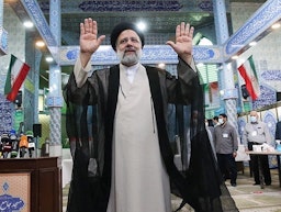 ابراهیم رئیسی رئیس جمهور منتخب پس از انداختن رأی خود در صندوق؛ تهران؛  ۲۸ خرداد ۱۴۰۰. (عکس از مقداد مددی/ خبرگزاری تسنیم)