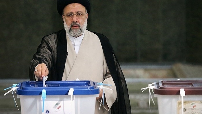 ابراهیم رئیسی کاندیدای تندرو در حال رأی دادن در انتخابات ریاست‌جمهوری ایران. ۲۸ خرداد ۱۴۰۰. (عکس از مقداد مددی/  خبرگزاری تسنیم)