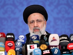 الرئيس الإيراني المنتخب إبراهيم رئيسي في أول مؤتمر صحفي له في طهران. 21 يونيو/ حزيران 2021 (تصوير مقداد مدادي عبر وكالة تسنيم للأنباء)