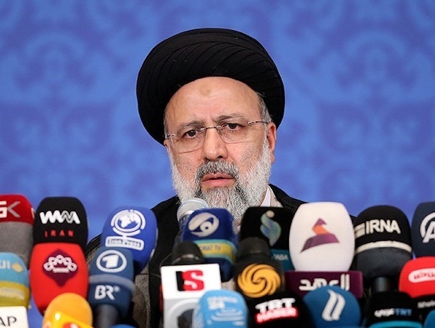 الرئيس الإيراني المنتخب إبراهيم رئيسي في أول مؤتمر صحفي له في طهران. 21 يونيو/ حزيران 2021 (تصوير مقداد مدادي عبر وكالة تسنيم للأنباء)