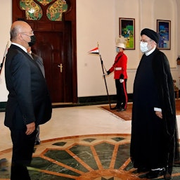 رئيس المحكمة العليا في إيران آنذاك إبراهيم رئيسي (إلى اليمين) يلتقي الرئيس العراقي برهم صالح في بغداد. 10 فبراير/ شباط 2021 (الصورة من وكالة ميزان للأنباء)