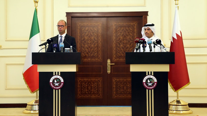 نائب رئيس الوزراء ووزير الخارجية القطري يعقد مؤتمرًا صحفيًا مشتركًا مع وزير الخارجية الإيطالي في الدوحة. 2 أغسطس/ آب 2017 (الصورة عبر غيتي إيماجز)