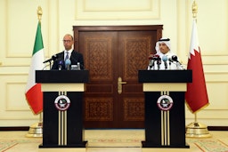 نائب رئيس الوزراء ووزير الخارجية القطري يعقد مؤتمرًا صحفيًا مشتركًا مع وزير الخارجية الإيطالي في الدوحة. 2 أغسطس/ آب 2017 (الصورة عبر غيتي إيماجز)
