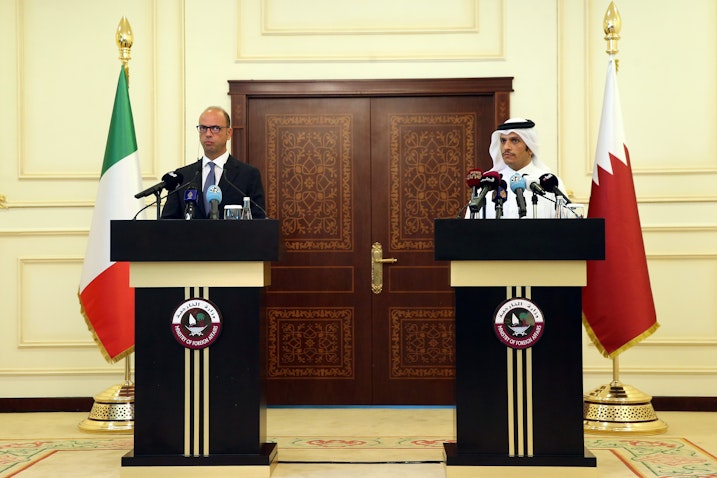 نائب رئيس الوزراء ووزير الخارجية القطري يعقد مؤتمرًا صحفيًا مشتركًا مع وزير الخارجية الإيطالي في الدوحة. 2 أغسطس/ آب 2017 (الصورة عبر غيتي إيماجز)