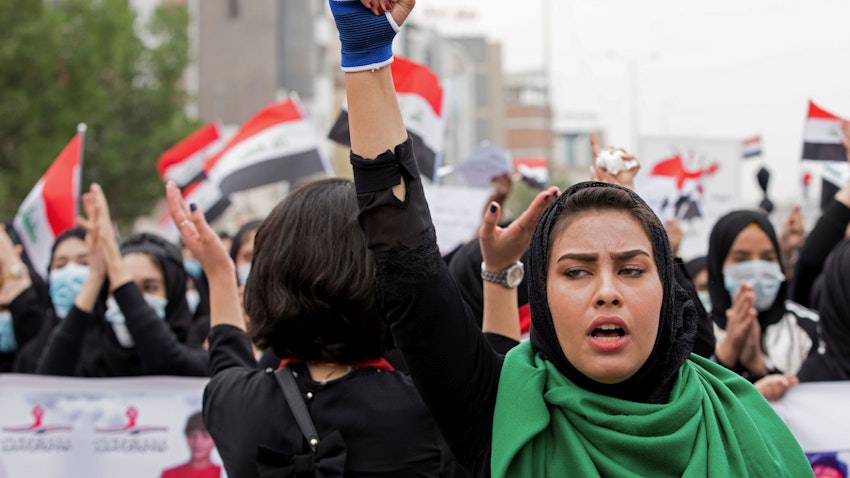 إمرأة عراقية ترفع قبضتها خلال الاحتجاجات المناهضة للحكومة في البصرة. 2 ديسمبر/ كانون الأول 2019 (الصورة عبر غيتي إيماجز)