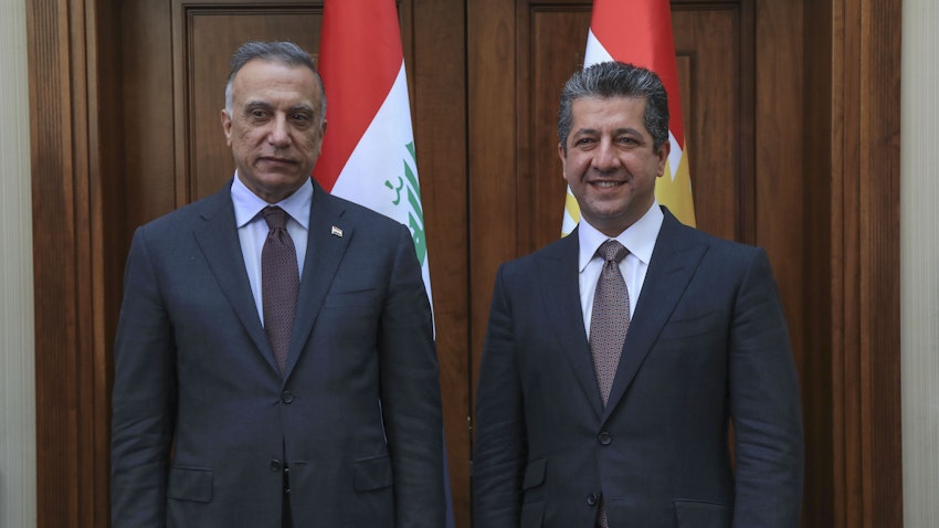 رئيس وزراء إقليم كردستان مسرور بارزاني (إلى اليمين) يستقبل رئيس الوزراء العراقي مصطفى الكاظمي في أربيل. 10 سبتمبر/ أيلول 2020 (الصورة عبر غيتي إيماجز)